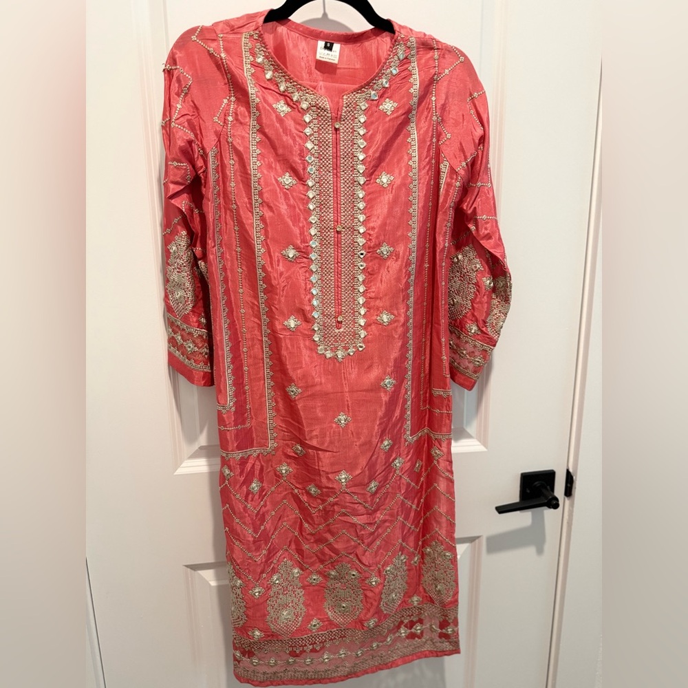 Embroidered pink coral suit - Picture 2 of 4